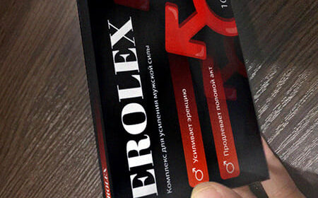Упаковка препарата Erolex крупным планом в руке.